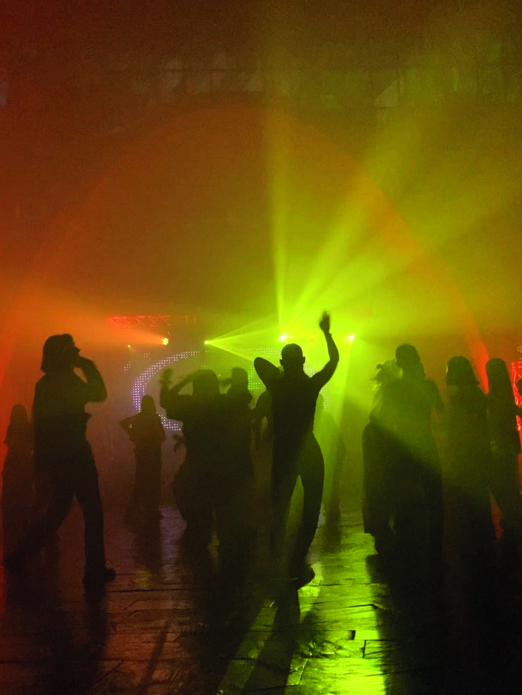 Junge Leute beim Tanzen